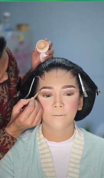 Potret Pengantin dengan Wajah Berjerawat Dirias MUA Adat Jawa, Hasilnya Bikin Pangling, Ternyata Ada Teknik Khusus!