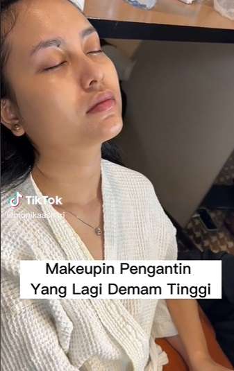 Pengantin Dirias Sambil Tiduran Karena Demam Tinggi, Hasilnya Malah Bikin Syok, Netizen: `Kuat Banget`
