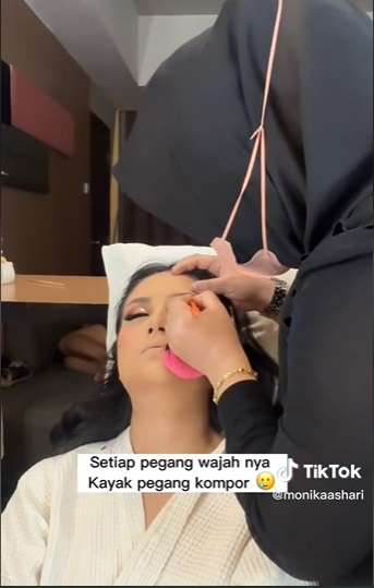 Pengantin Dirias Sambil Tiduran Karena Demam Tinggi, Hasilnya Malah Bikin Syok, Netizen: `Kuat Banget`