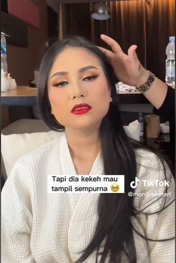 Pengantin Dirias Sambil Tiduran Karena Demam Tinggi, Hasilnya Malah Bikin Syok, Netizen: `Kuat Banget`