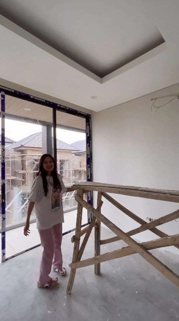 Potret Arie Kriting Bangun Rumah Mewah untuk Sang Istri, Mertua: Pakai Uang Indah!