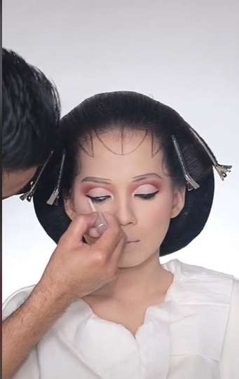 MUA Ini Pamer Skill Makeup Pengantin Adat Jawa Hanya 30 Menit Saja, Hasilnya Bikin Pangling, Bukan Kaleng-kaleng!