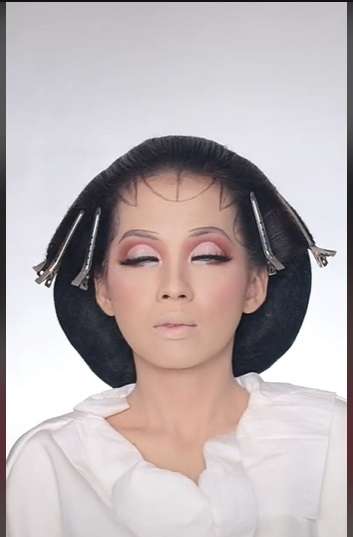 MUA Ini Pamer Skill Makeup Pengantin Adat Jawa Hanya 30 Menit Saja, Hasilnya Bikin Pangling, Bukan Kaleng-kaleng!