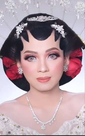 MUA Ini Pamer Skill Makeup Pengantin Adat Jawa Hanya 30 Menit Saja, Hasilnya Bikin Pangling, Bukan Kaleng-kaleng!