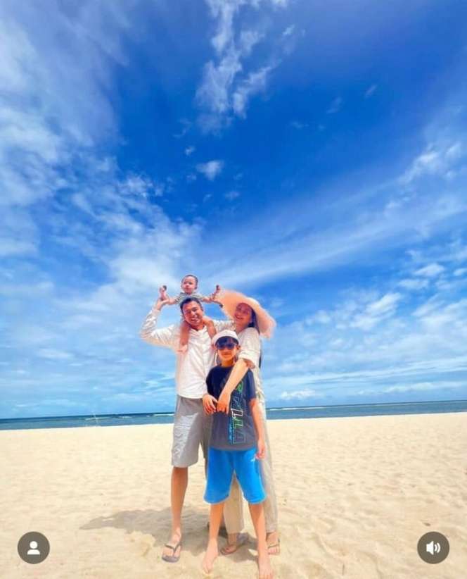 9 Potret Nagita Slavina Liburan di Bali, Pakai Baju Bikini di Pantai, Jadi Sorotan Netizen