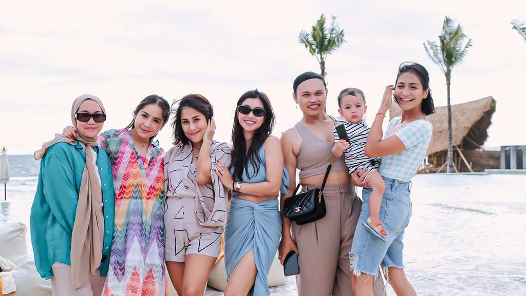 9 Potret Nagita Slavina Liburan di Bali, Pakai Baju Bikini di Pantai, Jadi Sorotan Netizen