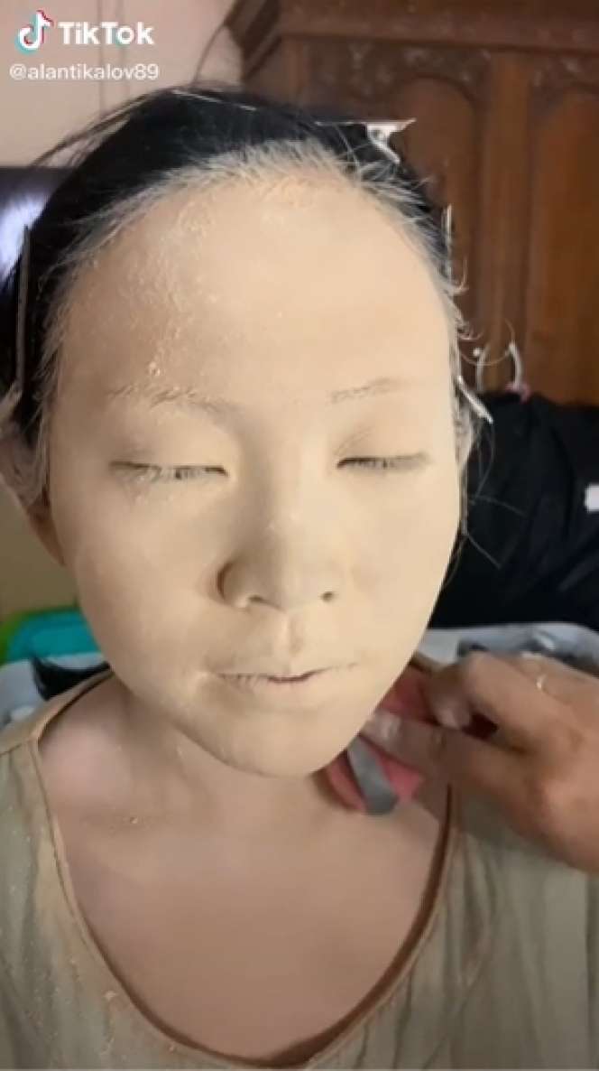 Transformasi Makeup Pengantin yang Viral, Wajah Bak Ditepungin, Hasilnya Mirip Boneka Porselen 