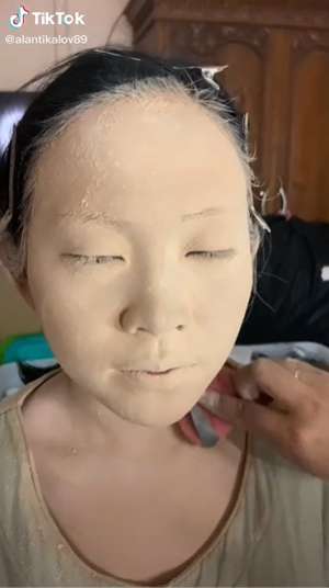 Transformasi Makeup Pengantin yang Viral, Wajah Bak Ditepungin, Hasilnya Mirip Boneka Porselen 