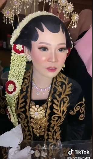 Transformasi Makeup Pengantin yang Viral, Wajah Bak Ditepungin, Hasilnya Mirip Boneka Porselen 