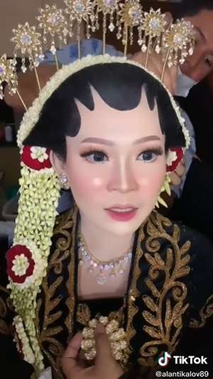 Transformasi Makeup Pengantin yang Viral, Wajah Bak Ditepungin, Hasilnya Mirip Boneka Porselen 
