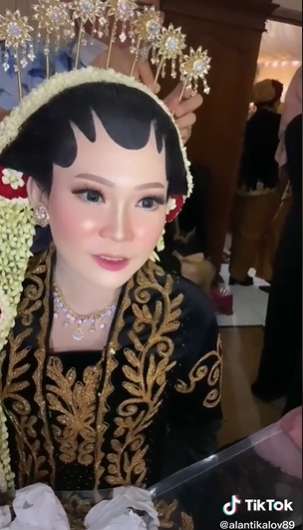 Transformasi Makeup Pengantin yang Viral, Wajah Bak Ditepungin, Hasilnya Mirip Boneka Porselen 