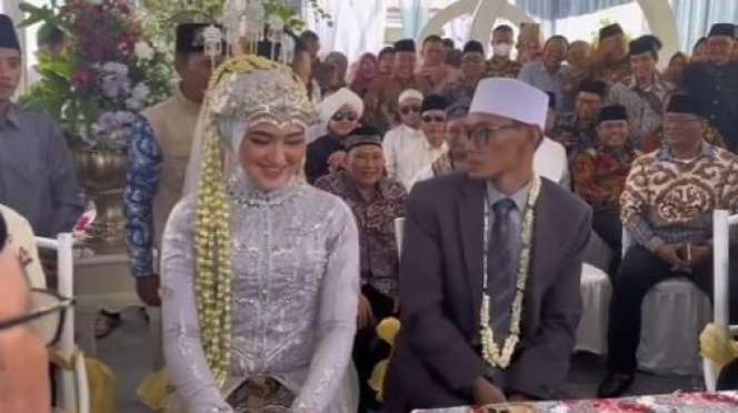 Potret Sosok Sebenarnya Nia Komalasari Istri Cantik Ustaz Tile