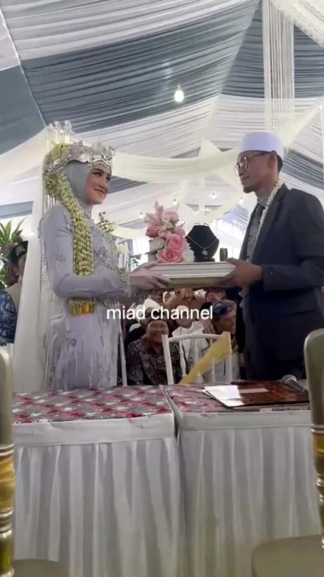 Potret Sosok Sebenarnya Nia Komalasari Istri Cantik Ustaz Tile