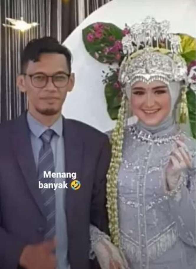Potret Sosok Sebenarnya Nia Komalasari Istri Cantik Ustaz Tile