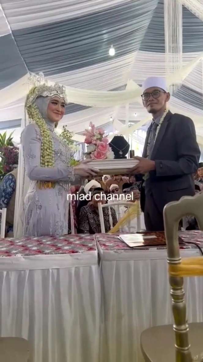 Potret Sosok Sebenarnya Nia Komalasari Istri Cantik Ustaz Tile