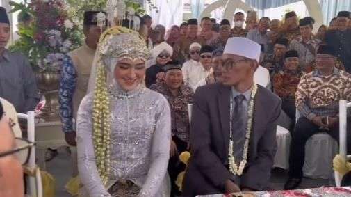 Potret Sosok Sebenarnya Nia Komalasari Istri Cantik Ustaz Tile