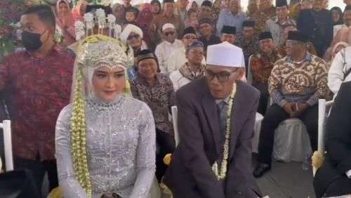 Potret Sosok Sebenarnya Nia Komalasari Istri Cantik Ustaz Tile