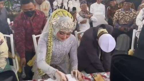 Potret Sosok Sebenarnya Nia Komalasari Istri Cantik Ustaz Tile