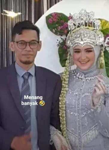 Potret Sosok Sebenarnya Nia Komalasari Istri Cantik Ustaz Tile