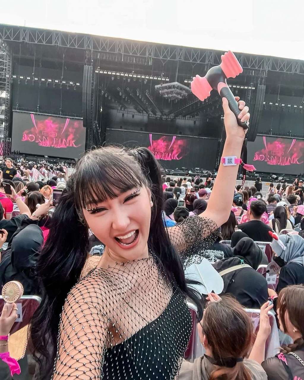 25 Gaya Artis Nonton Konser BLACKPINK, Nia Ramadhani & Ayu Ting Ting Dandan Bak Idol Korea!