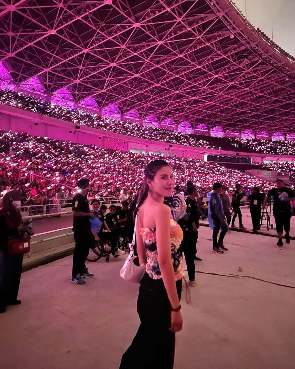 25 Gaya Artis Nonton Konser BLACKPINK, Nia Ramadhani & Ayu Ting Ting Dandan Bak Idol Korea!