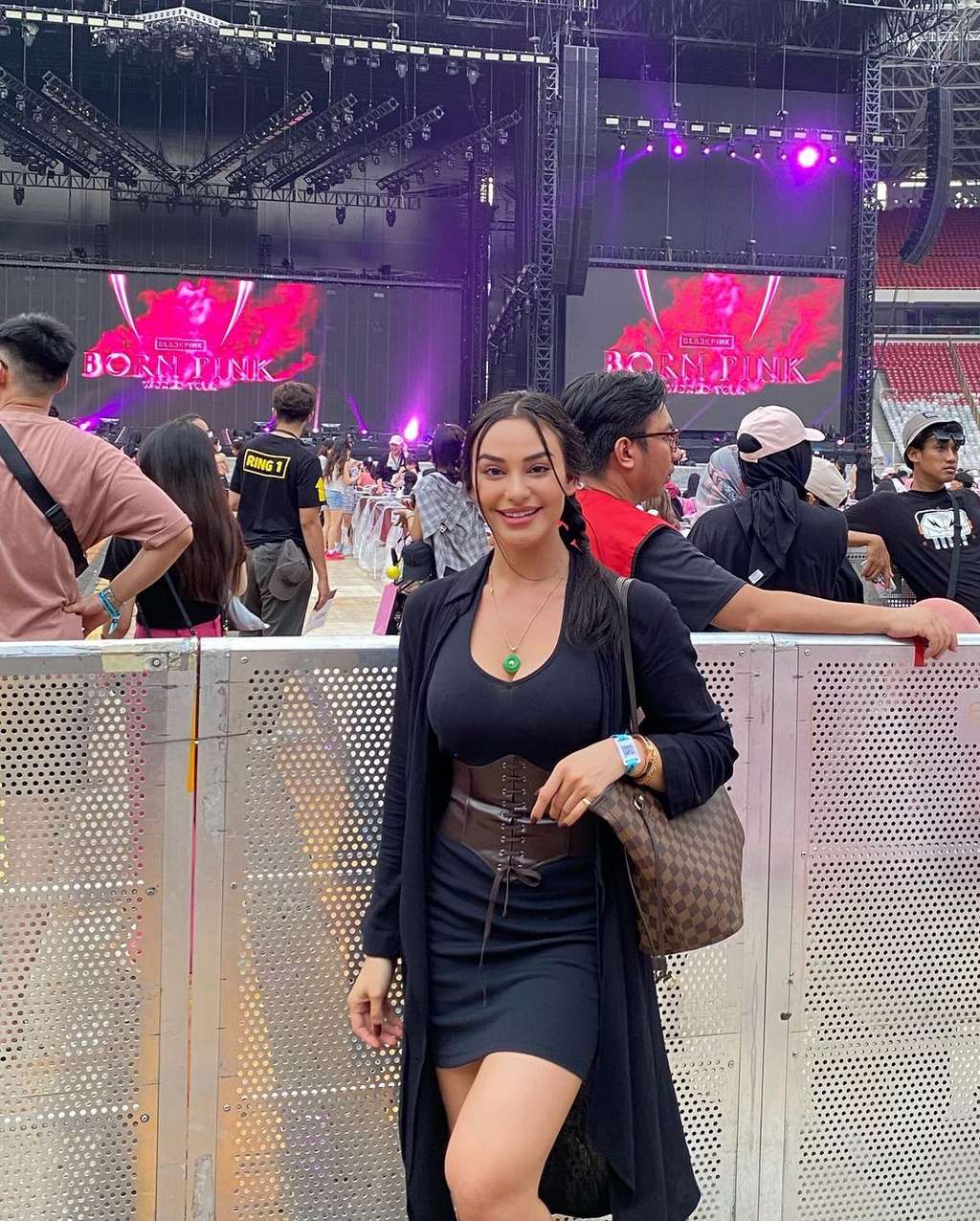 25 Gaya Artis Nonton Konser BLACKPINK, Nia Ramadhani & Ayu Ting Ting Dandan Bak Idol Korea!