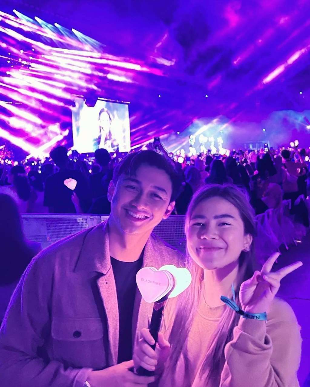 25 Gaya Artis Nonton Konser BLACKPINK, Nia Ramadhani & Ayu Ting Ting Dandan Bak Idol Korea!