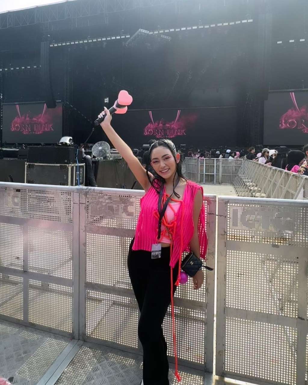 25 Gaya Artis Nonton Konser BLACKPINK, Nia Ramadhani & Ayu Ting Ting Dandan Bak Idol Korea!