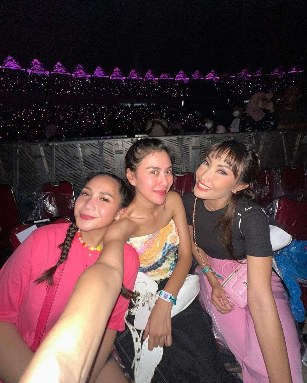 25 Gaya Artis Nonton Konser BLACKPINK, Nia Ramadhani & Ayu Ting Ting Dandan Bak Idol Korea!