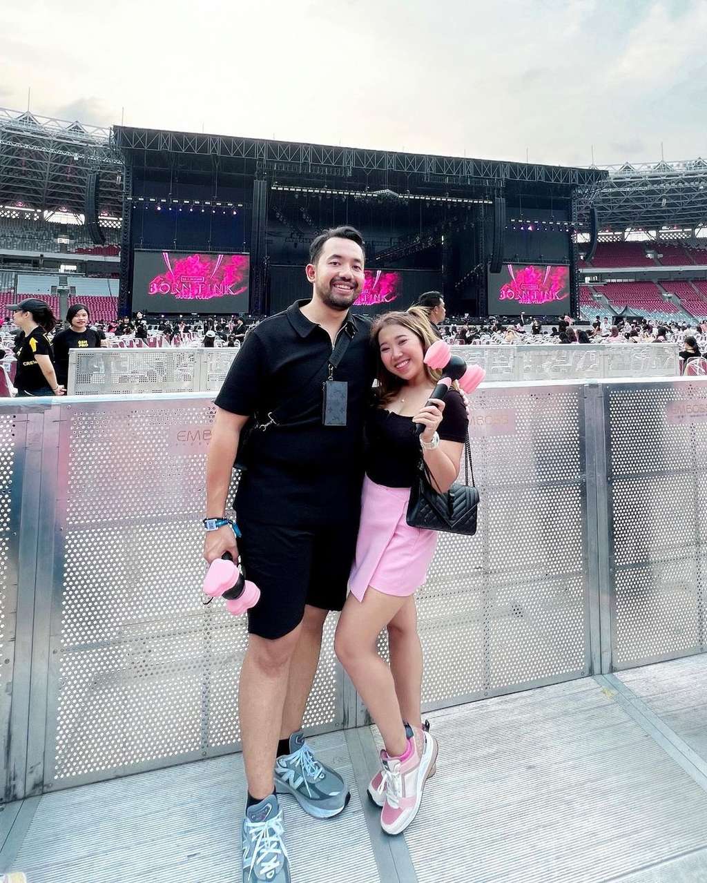 25 Gaya Artis Nonton Konser BLACKPINK, Nia Ramadhani & Ayu Ting Ting Dandan Bak Idol Korea!
