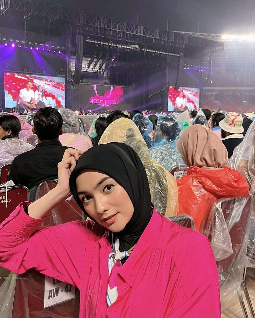 25 Gaya Artis Nonton Konser BLACKPINK, Nia Ramadhani & Ayu Ting Ting Dandan Bak Idol Korea!