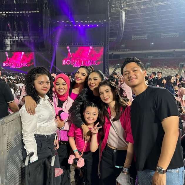 25 Gaya Artis Nonton Konser BLACKPINK, Nia Ramadhani & Ayu Ting Ting Dandan Bak Idol Korea!