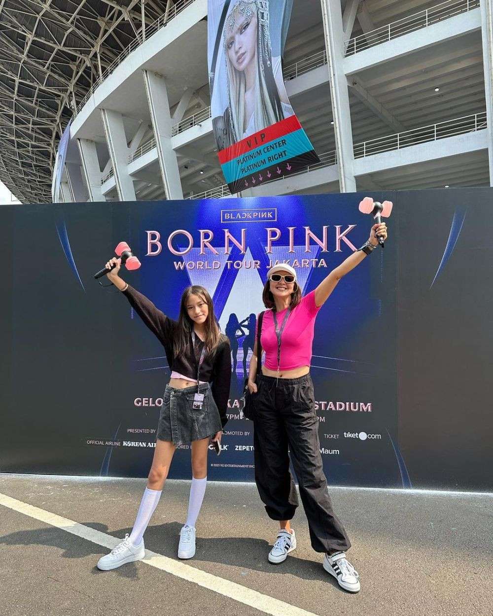 25 Gaya Artis Nonton Konser BLACKPINK, Nia Ramadhani & Ayu Ting Ting Dandan Bak Idol Korea!