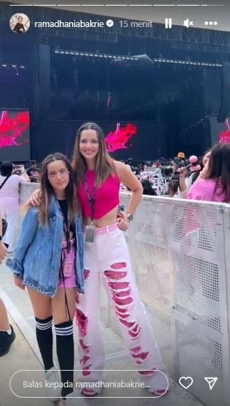 25 Gaya Artis Nonton Konser BLACKPINK, Nia Ramadhani & Ayu Ting Ting Dandan Bak Idol Korea!
