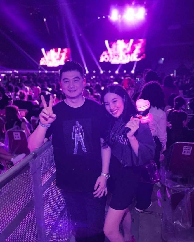 25 Gaya Artis Nonton Konser BLACKPINK, Nia Ramadhani & Ayu Ting Ting Dandan Bak Idol Korea!
