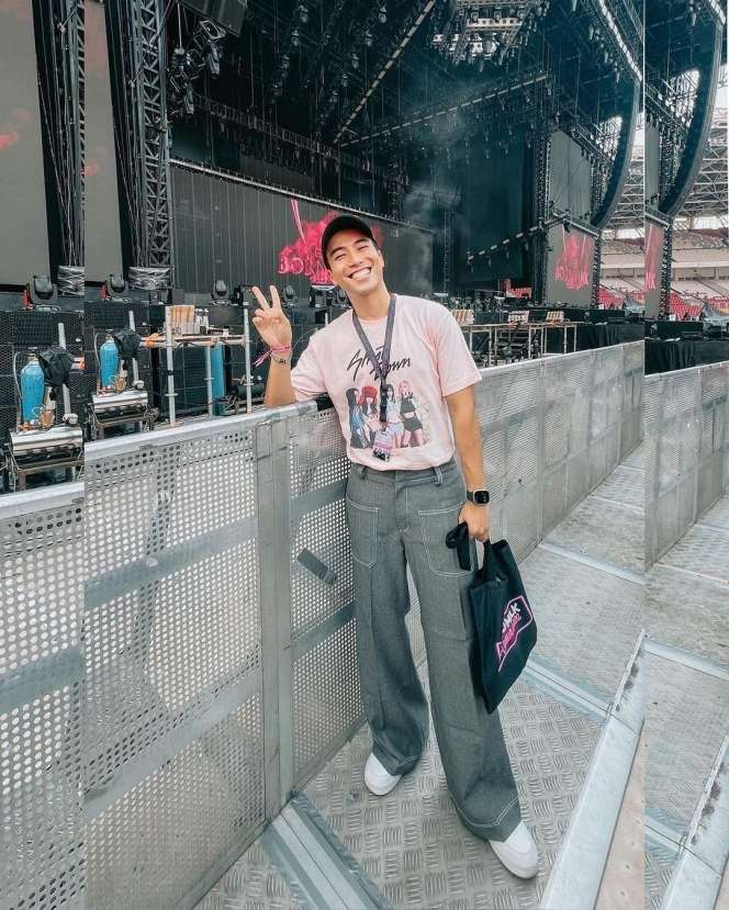 25 Gaya Artis Nonton Konser BLACKPINK, Nia Ramadhani & Ayu Ting Ting Dandan Bak Idol Korea!