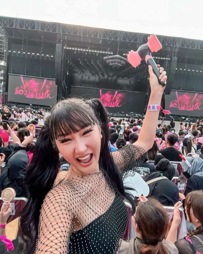 25 Gaya Artis Nonton Konser BLACKPINK, Nia Ramadhani & Ayu Ting Ting Dandan Bak Idol Korea!