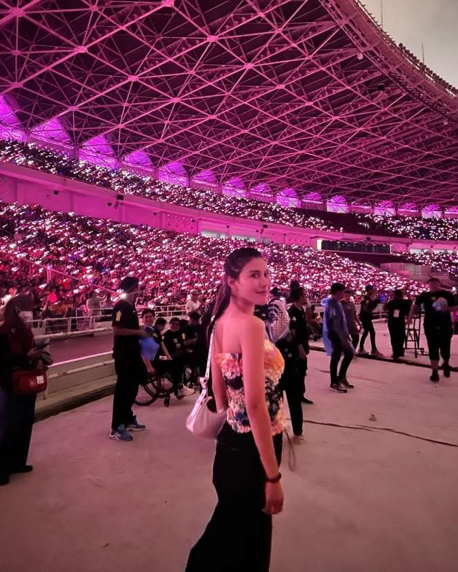 25 Gaya Artis Nonton Konser BLACKPINK, Nia Ramadhani & Ayu Ting Ting Dandan Bak Idol Korea!