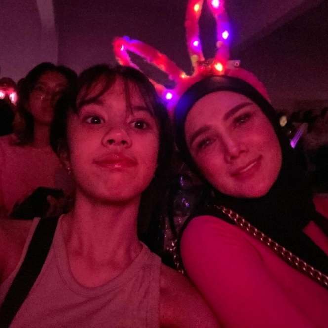 25 Gaya Artis Nonton Konser BLACKPINK, Nia Ramadhani & Ayu Ting Ting Dandan Bak Idol Korea!