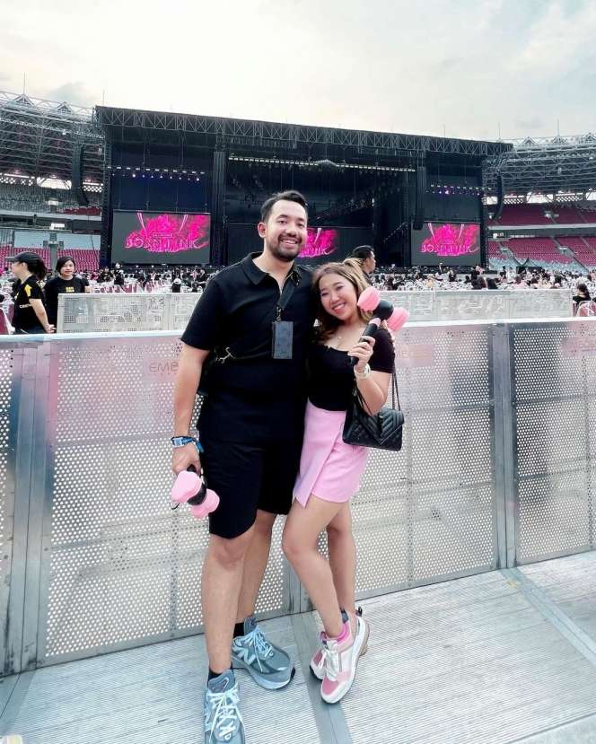 25 Gaya Artis Nonton Konser BLACKPINK, Nia Ramadhani & Ayu Ting Ting Dandan Bak Idol Korea!