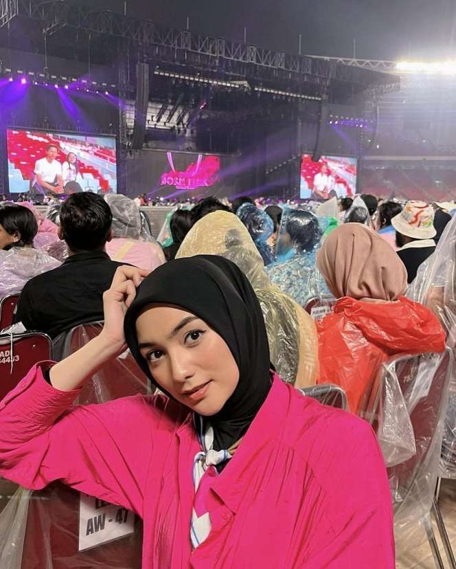 25 Gaya Artis Nonton Konser BLACKPINK, Nia Ramadhani & Ayu Ting Ting Dandan Bak Idol Korea!