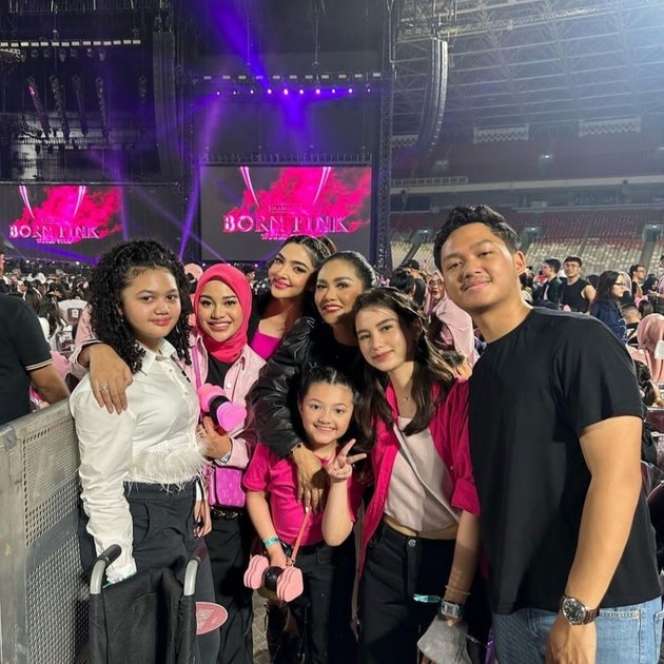 25 Gaya Artis Nonton Konser BLACKPINK, Nia Ramadhani & Ayu Ting Ting Dandan Bak Idol Korea!