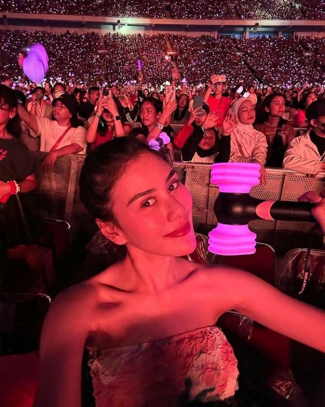 Potret Busana Syahanz Sadiqah Nonton Konser BLACKPINK Tuai Cibiran