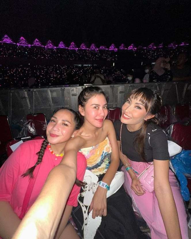 Potret Busana Syahanz Sadiqah Nonton Konser BLACKPINK Tuai Cibiran