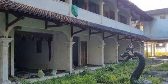 Potret Penampakan Villa Terbengkalai di Banten usai Diterjang Tsunami, Ada Sosok 'Naga' di Dalamnya