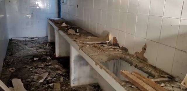 Potret Penampakan Villa Terbengkalai di Banten usai Diterjang Tsunami, Ada Sosok 'Naga' di Dalamnya
