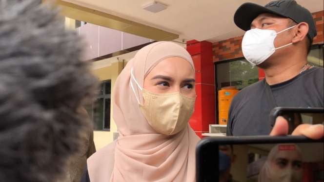 Potret Irish Bella Jenguk Ammar Zoni Setelah Sang Suami Ditahan Hampir Sepekan