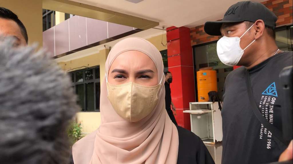 Potret Irish Bella Jenguk Ammar Zoni Setelah Sang Suami Ditahan Hampir Sepekan