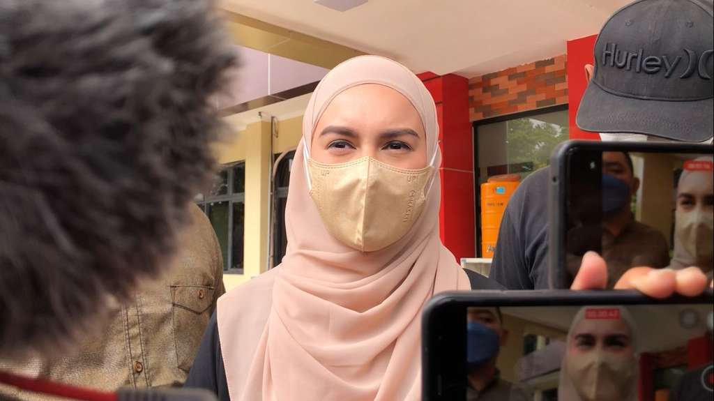 Potret Irish Bella Jenguk Ammar Zoni Setelah Sang Suami Ditahan Hampir Sepekan