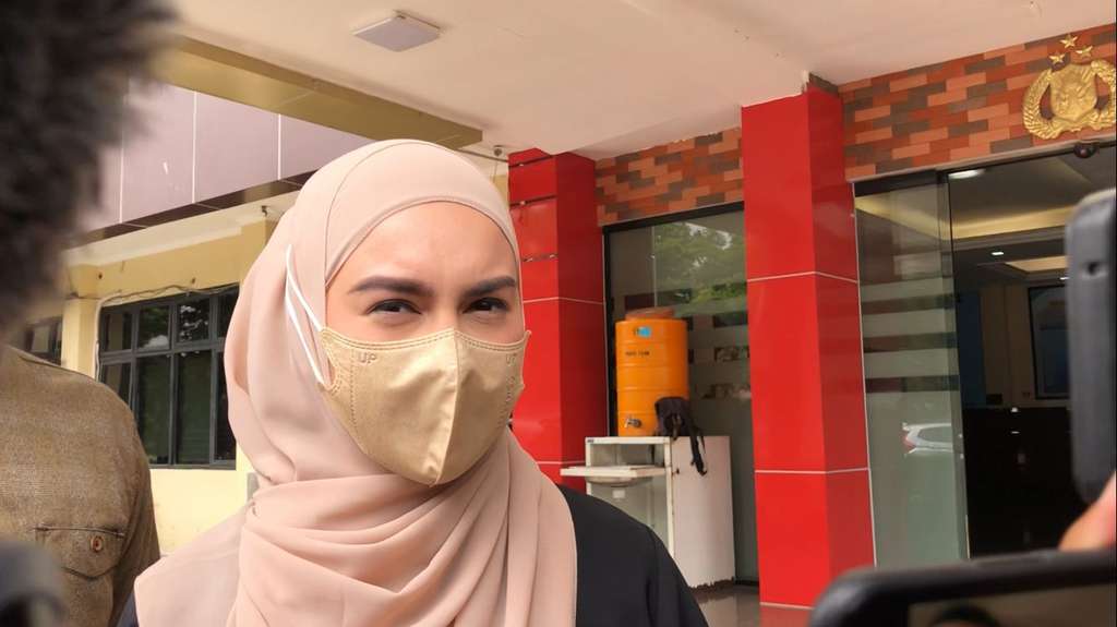 Potret Irish Bella Jenguk Ammar Zoni Setelah Sang Suami Ditahan Hampir Sepekan